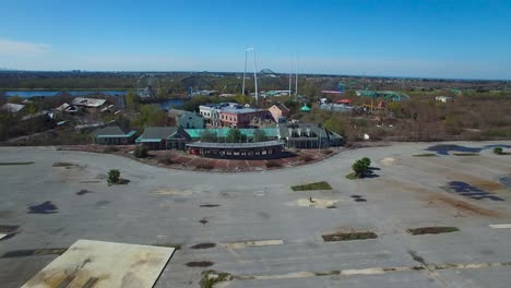 Luftaufnahme-über-Einem-Verlassenen-Und-Verfallenden-Freizeitpark