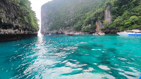 Blue-green-water-and-rocks-at-a-boat-trip-in-Thailand