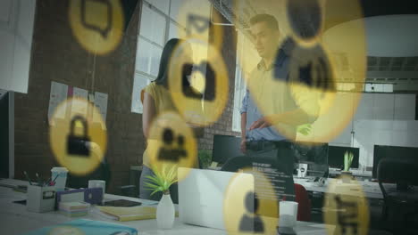 animación de iconos, lenguaje informático, diversos compañeros de trabajo de pie y discutiendo informes en la computadora portátil