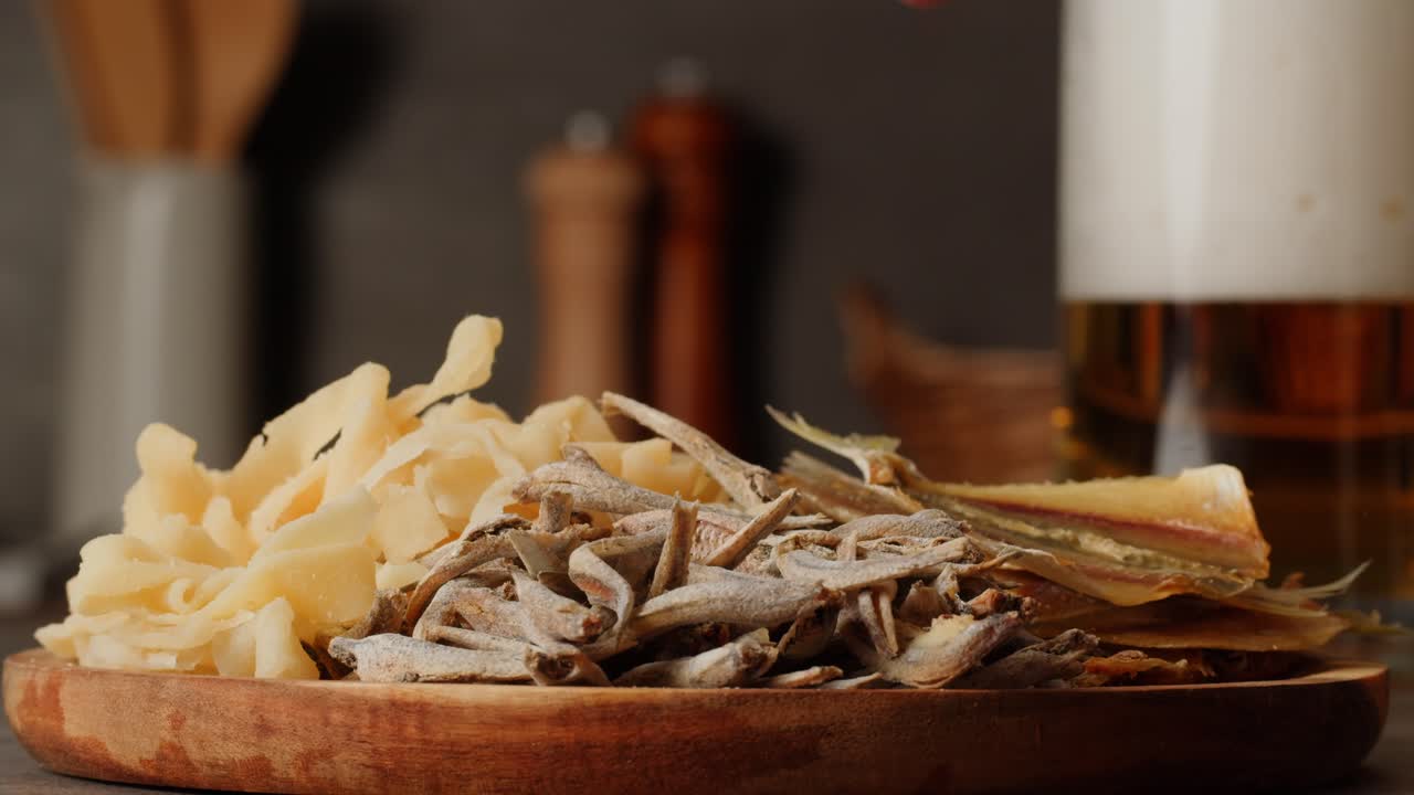 Selezione a mano di snack di pesce essiccato