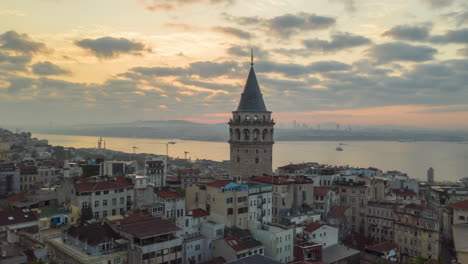 Torre-De-Galata-A-La-Luz-Del-Sol-Del-Amanecer,-Disparo-De-Círculo-De-Lapso-De-Tiempo-De-Drone-Hiperlapso-Aéreo