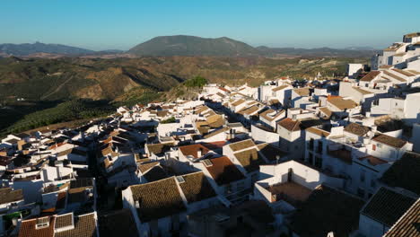 vista sobre la ciudad de olvera, provincia de cádiz, andalucía, españa - toma aérea de drones