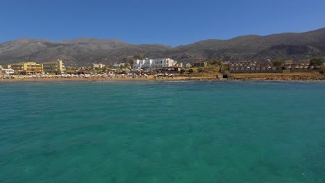 Die-Touristenstadt-Stalis-Mit-Strandbädern-Im-Sommer