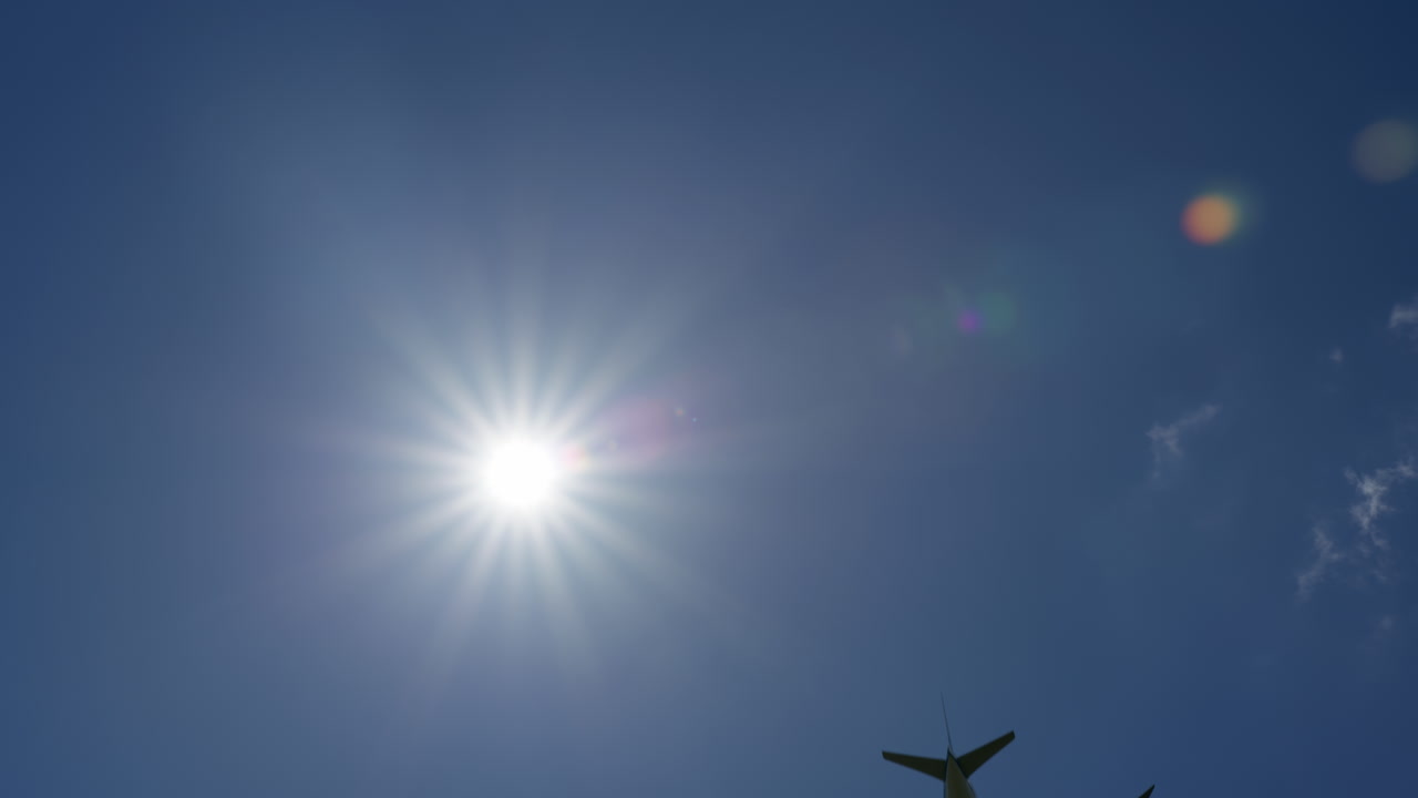 самолет, летящий высоко в ярком солнечном небе