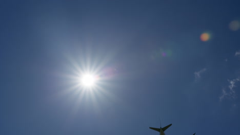 un avión volando alto en un cielo soleado y brillante