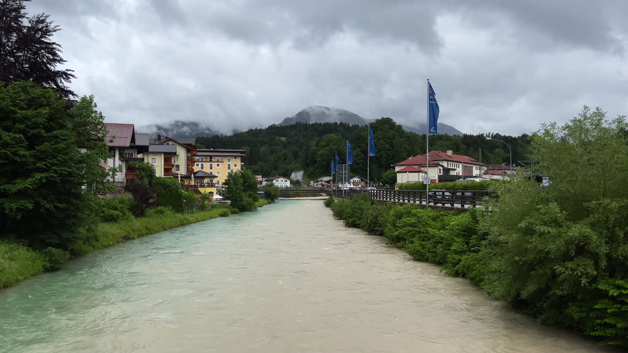 pov прогулка по мосту через реку на фоне природы и гор | берхтесгаден, германия
