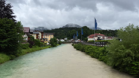 pov caminando por un puente sobre el río en la naturaleza y las montañas | berchtesgaden, alemania