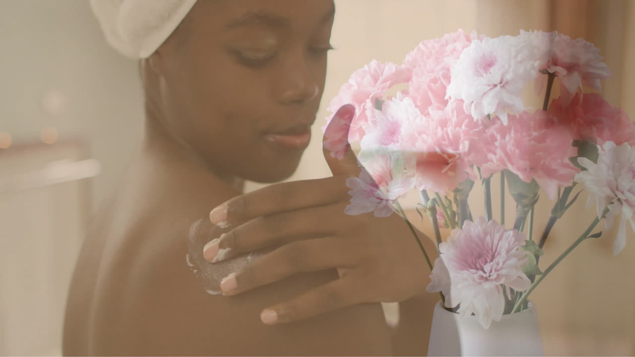 animación de flores rosadas en un jarrón sobre la mujer afroamericana hidratando el hombro en el baño