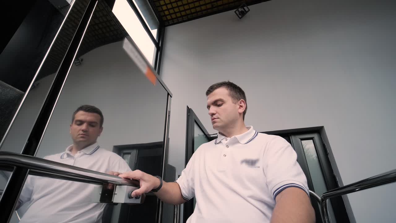 ascensor especial para la persona con una discapacidad física. un hombre en silla de ruedas utiliza un ascensor especial