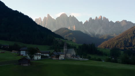 Sonnenaufgang-über-Den-Dolomiten,-St.-Magdalena-Dorf-Morgen