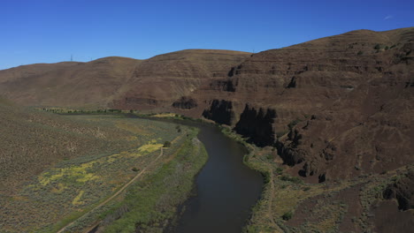 Volando-Sobre-El-Parque-Estatal-Cottonwood-Canyon-En-El-Condado-De-Wasco,-Oregon