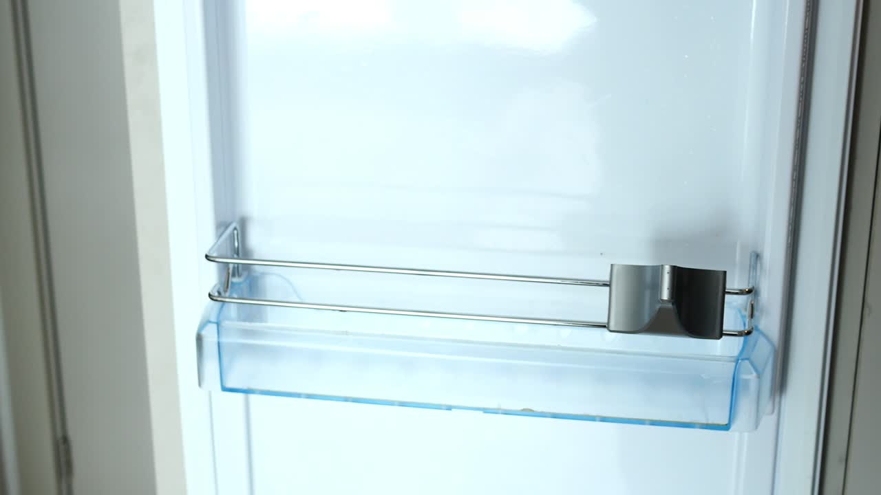 en el interior de un refrigerador blanco