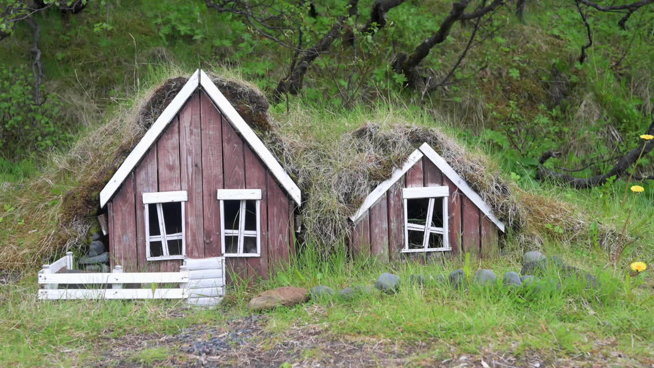 아이슬란드 전통 가옥의 미니 모델과 갑자기 등장한 트레킹 슈즈로 적절한 시점을 보여줍니다.