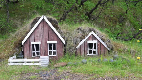 Mini-modelos-De-Casas-Tradicionales-Islandesas-Y-Zapatos-De-Trekking-Que-Aparecen-Repentinamente-Para-Mostrar-La-Perspectiva-Adecuada