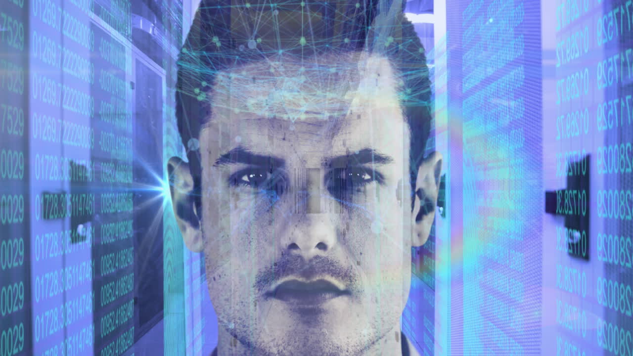 retrato de un hombre con servidores informáticos en la sala de tecnología