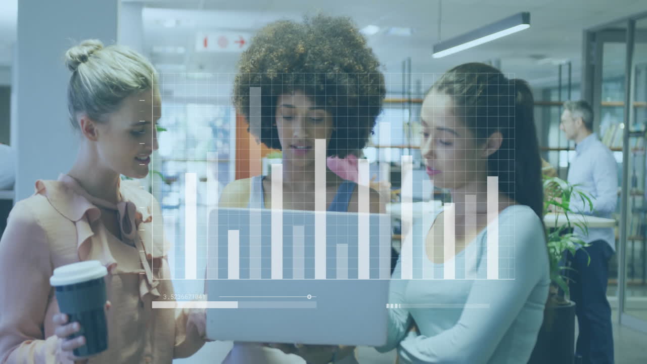 animación del procesamiento de datos financieros sobre diversos colegas que discuten el trabajo en la oficina