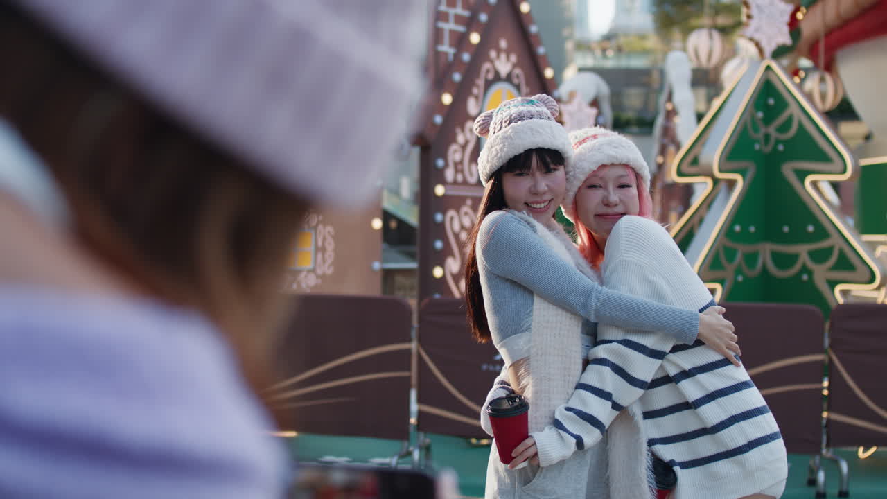 크리스마스를 축하하는 두 여인