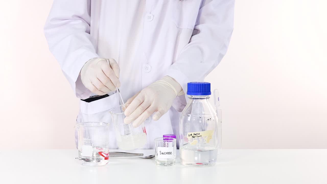 científico que agita sustancias en un entorno de laboratorio