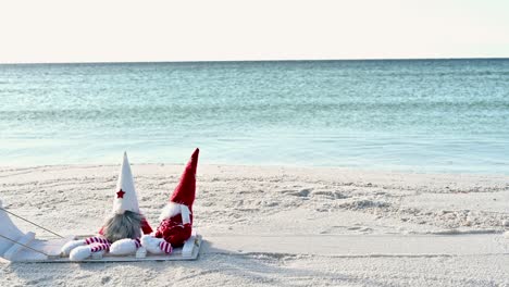 Weihnachtszwerg-Am-Strand-In-Einem-Weißen-Schlitten-An-Einem-Sonnigen-Wintertag