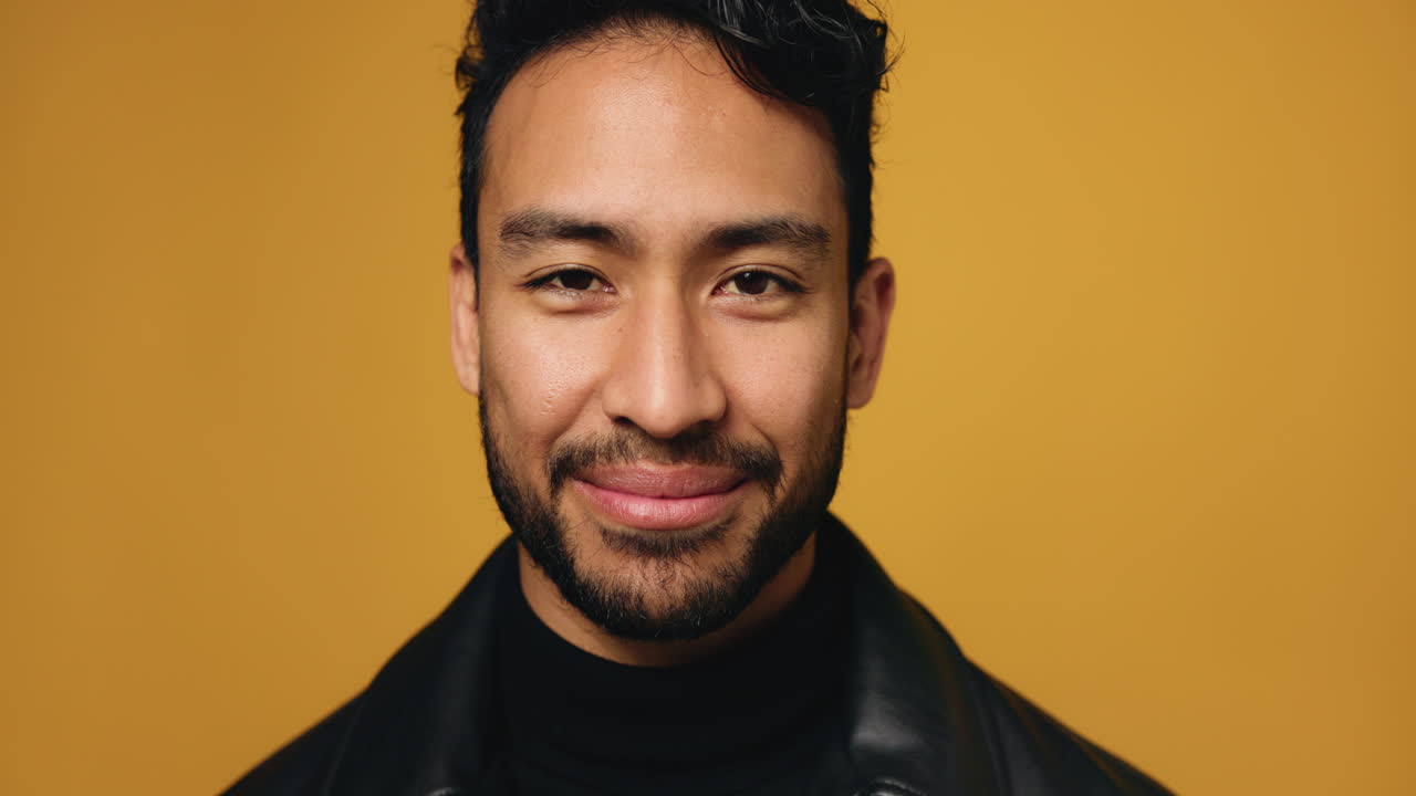 hombre sonriendo en el retrato del estudio