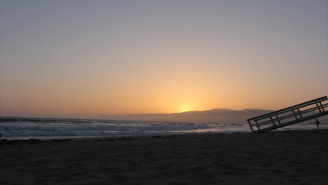 Timelapse-De-La-Puesta-De-Sol-Sobre-Una-Playa-En-California