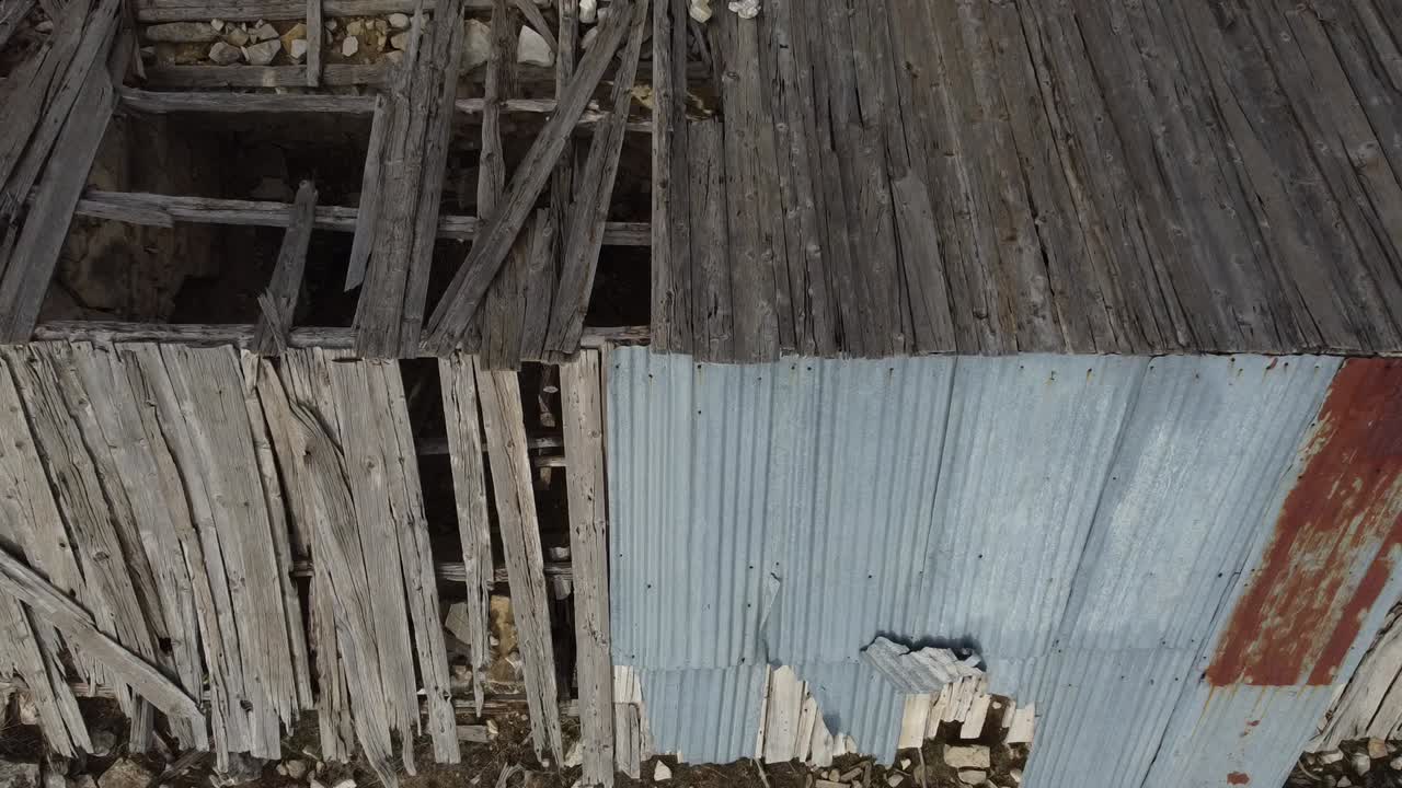 향수를 불러일으키는 돌담이 있는 오래된 집