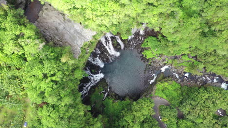 Zoom-Aéreo-Giratorio-En-La-Cascada-Langevin-En-La-Isla-De-Reunión