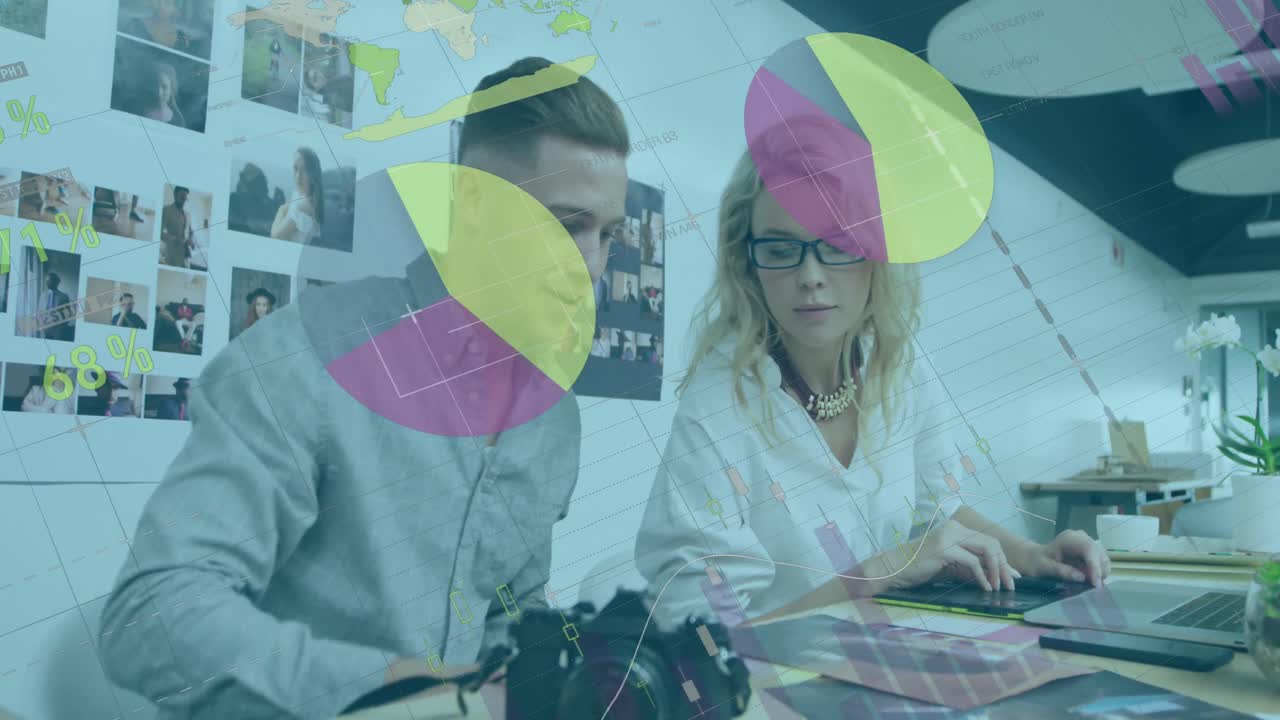 animación de la interfaz infográfica, compañeros de trabajo caucásicos discutiendo sobre la foto en la oficina