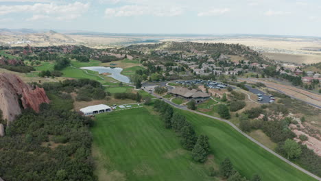 Campo-De-Golf-De-Punta-De-Flecha-En-Littleton-Colorado-Con-Césped-Verde,-Rocas-Rojas-Y-Cielos-Azules