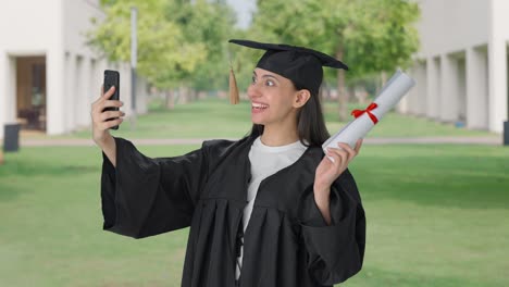 feliz chica graduada de la universidad india hablando con los padres a través de una videollamada