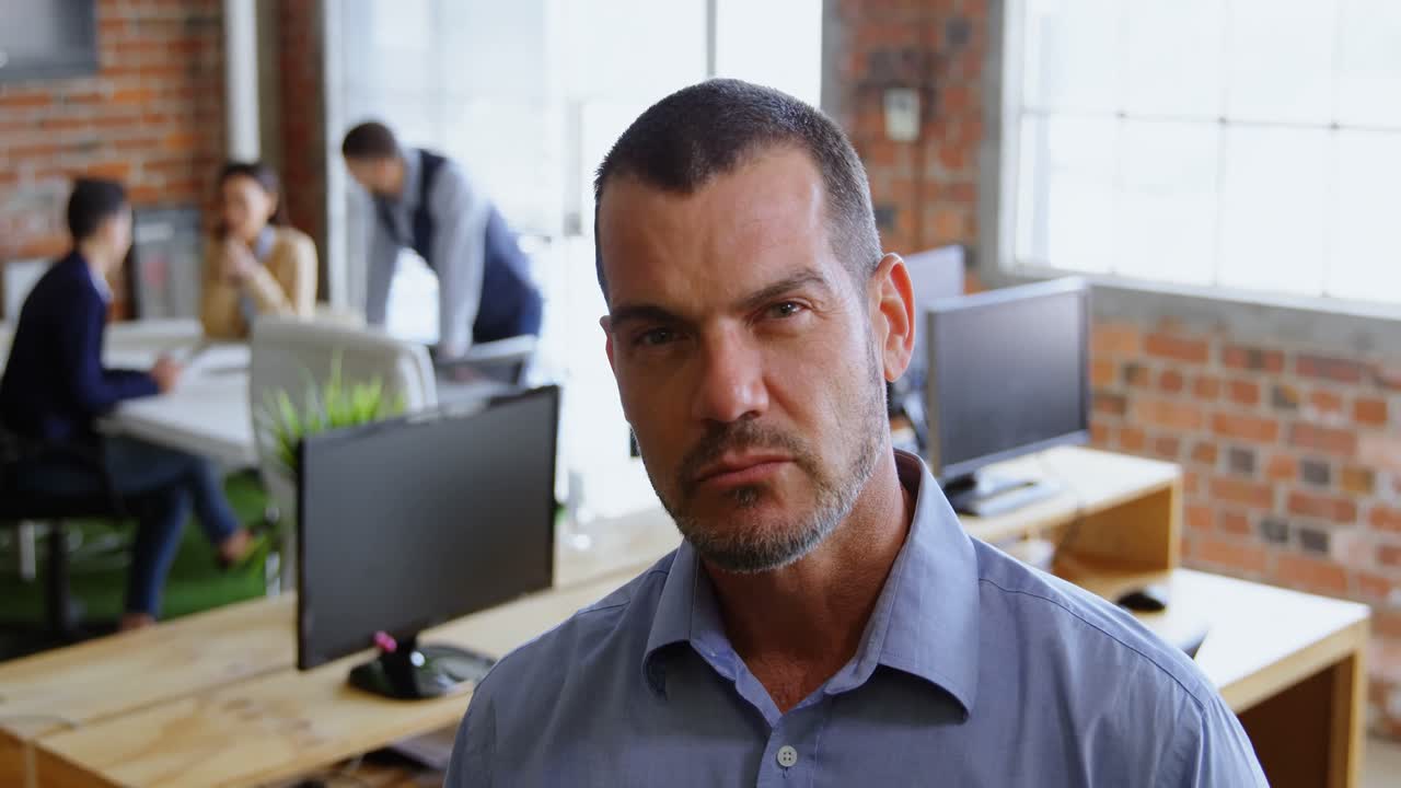 ejecutivo masculino mirando a la cámara 4k