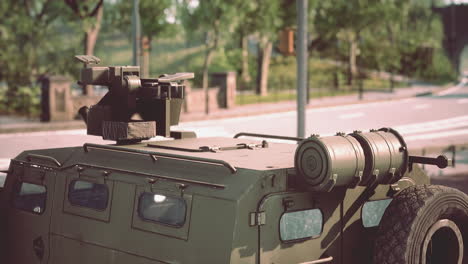 coche militar blindado en la gran ciudad