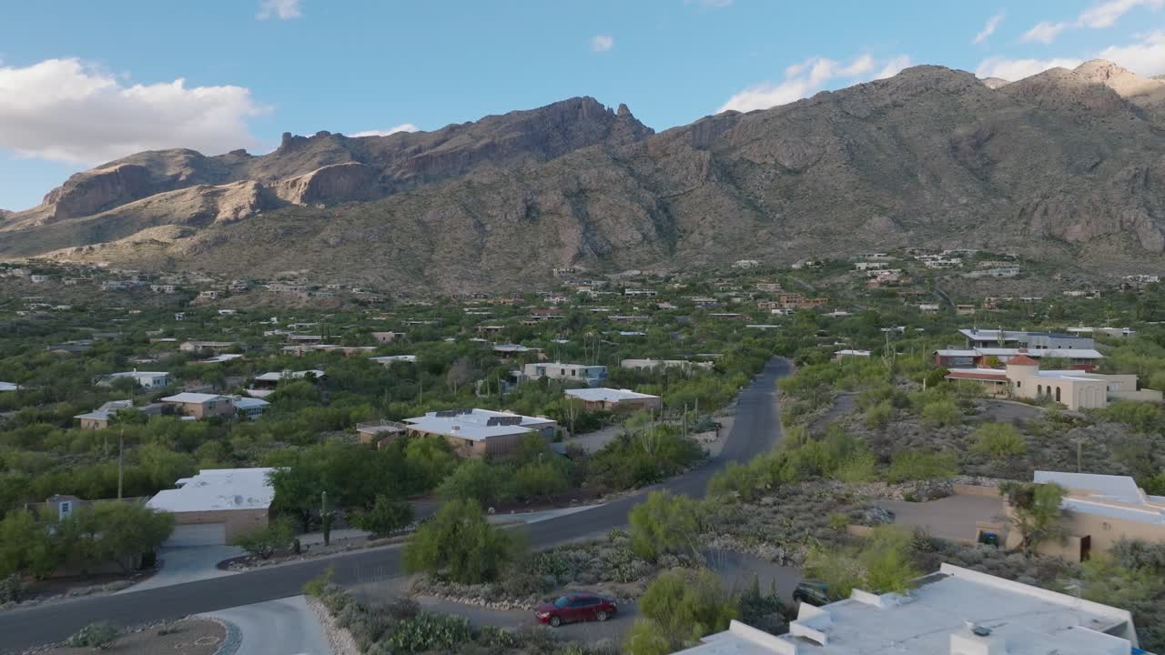 Luksusboliger i Catalina Foothills i Tucson, Arizona, droneoptagelse med bjerg i baggrunden og pools nedenfor
