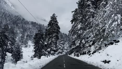 Snowy-Adventure-in-the-Himalayan-Region-Anantnag---snow-on-roads,-Snowboarding,-and-Majestic-View