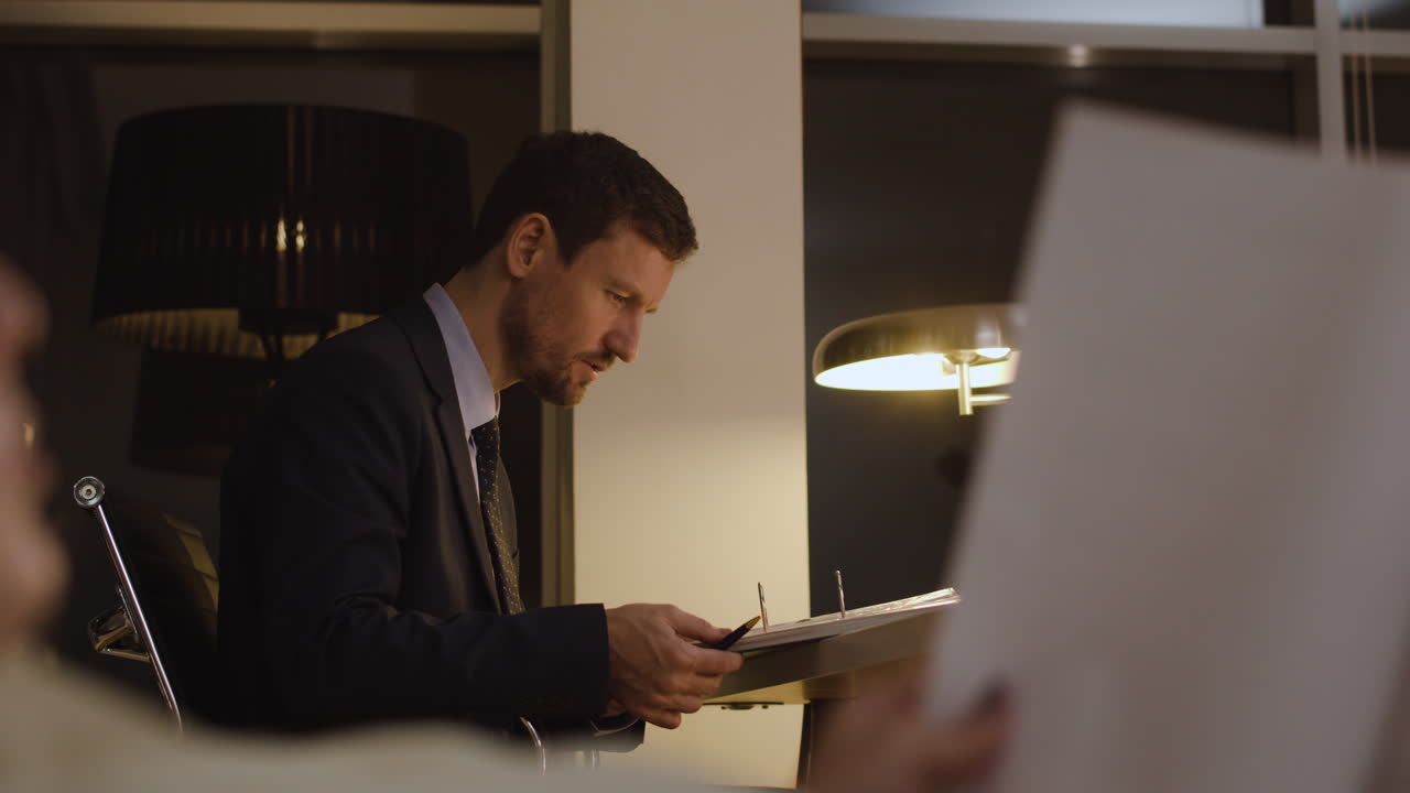 homem a trabalhar até tarde no escritório.