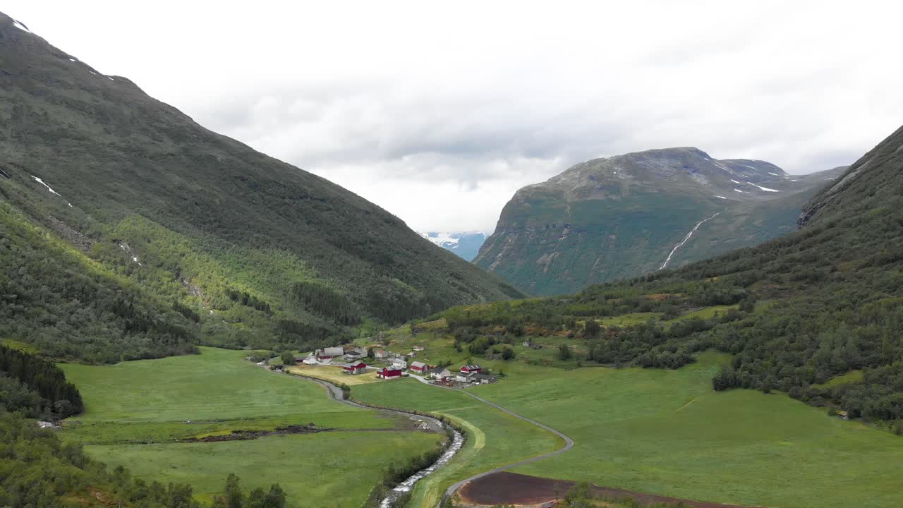 vista aérea de un paisaje y una granja en noruega