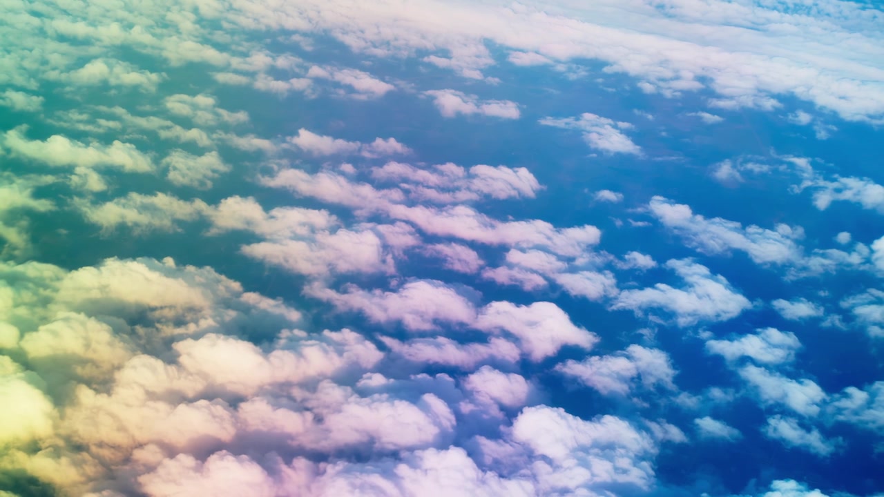 Finestrino di un aereo con effetto polaroid sul vetro mentre si vola sopra le nuvole e il cielo blu, ripreso a mano.