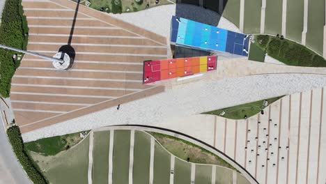 vista central del monumento &quot;ventana al mundo&quot; en barranquilla, colombia