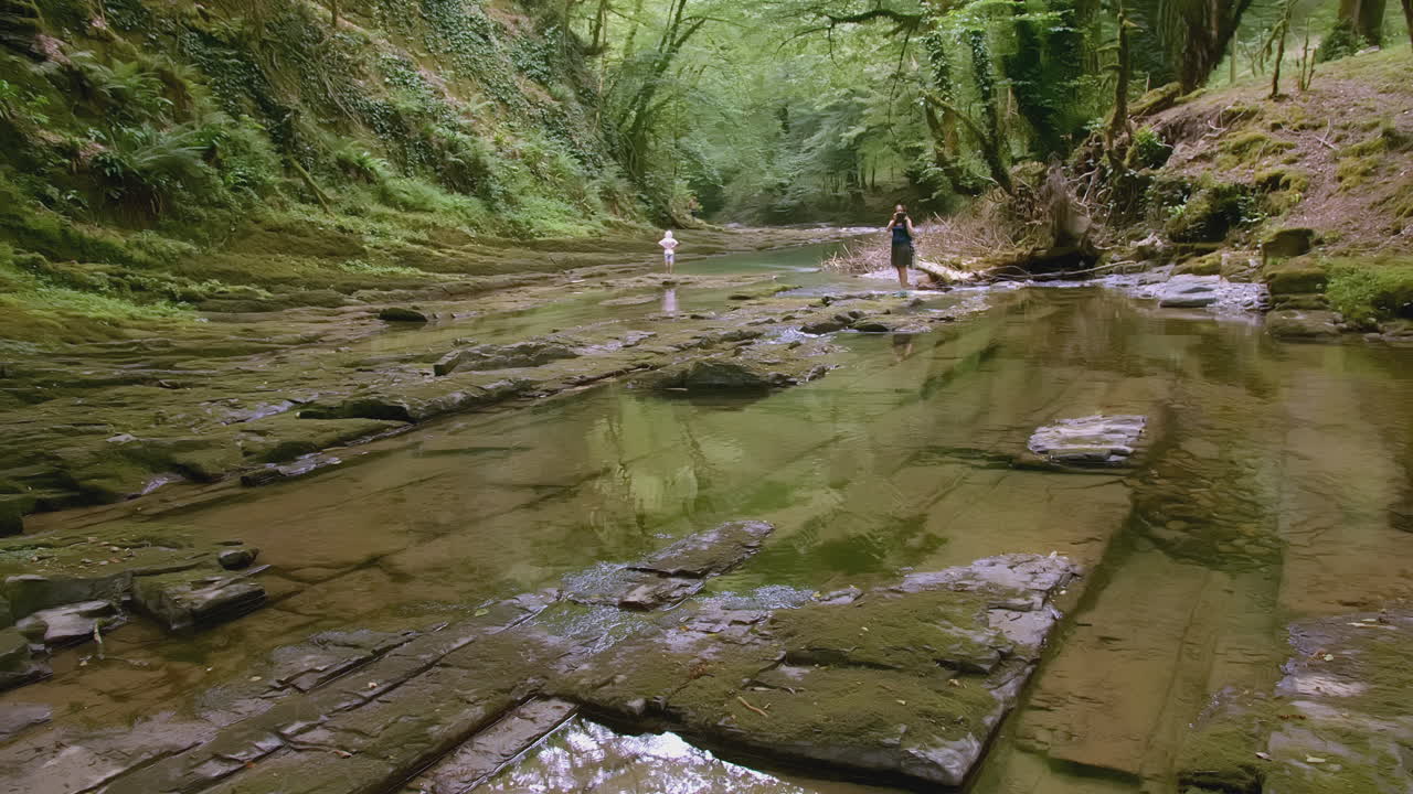 valle del río con la gente
