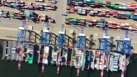 barco de contenedores del puerto marítimo que trabaja para el envío de contenedores de entrega y el fondo del almacén de contenedores
