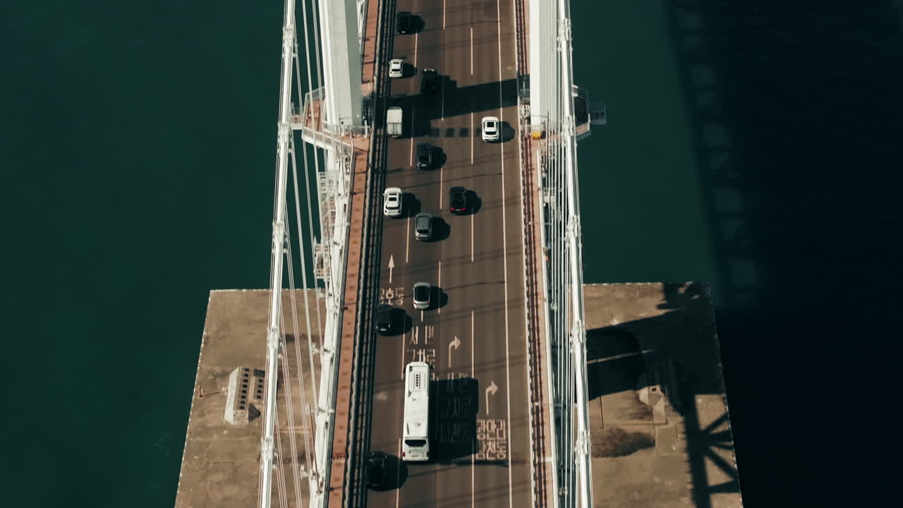 교통 이 있는 케이블 스탠드 브릿지 의 공중 사진