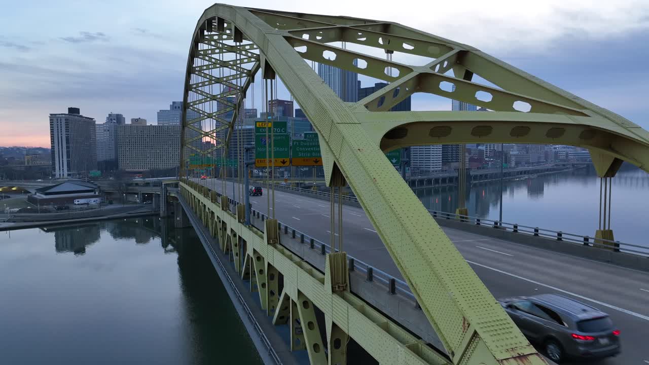 피츠버그 스카이라인을 배경으로 한 포트 피트 다리