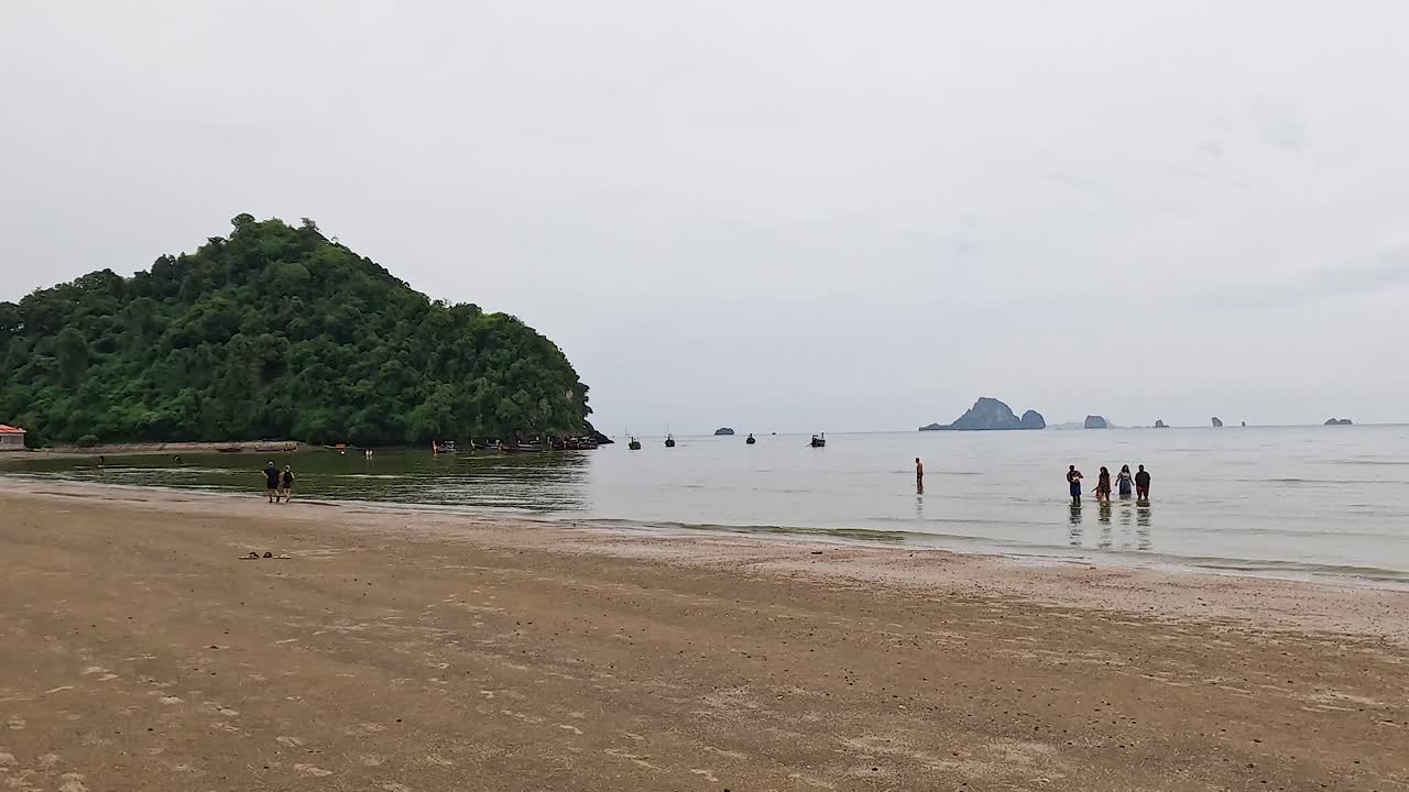 조용 한 해변 을 따라 산책 하는 사람 들