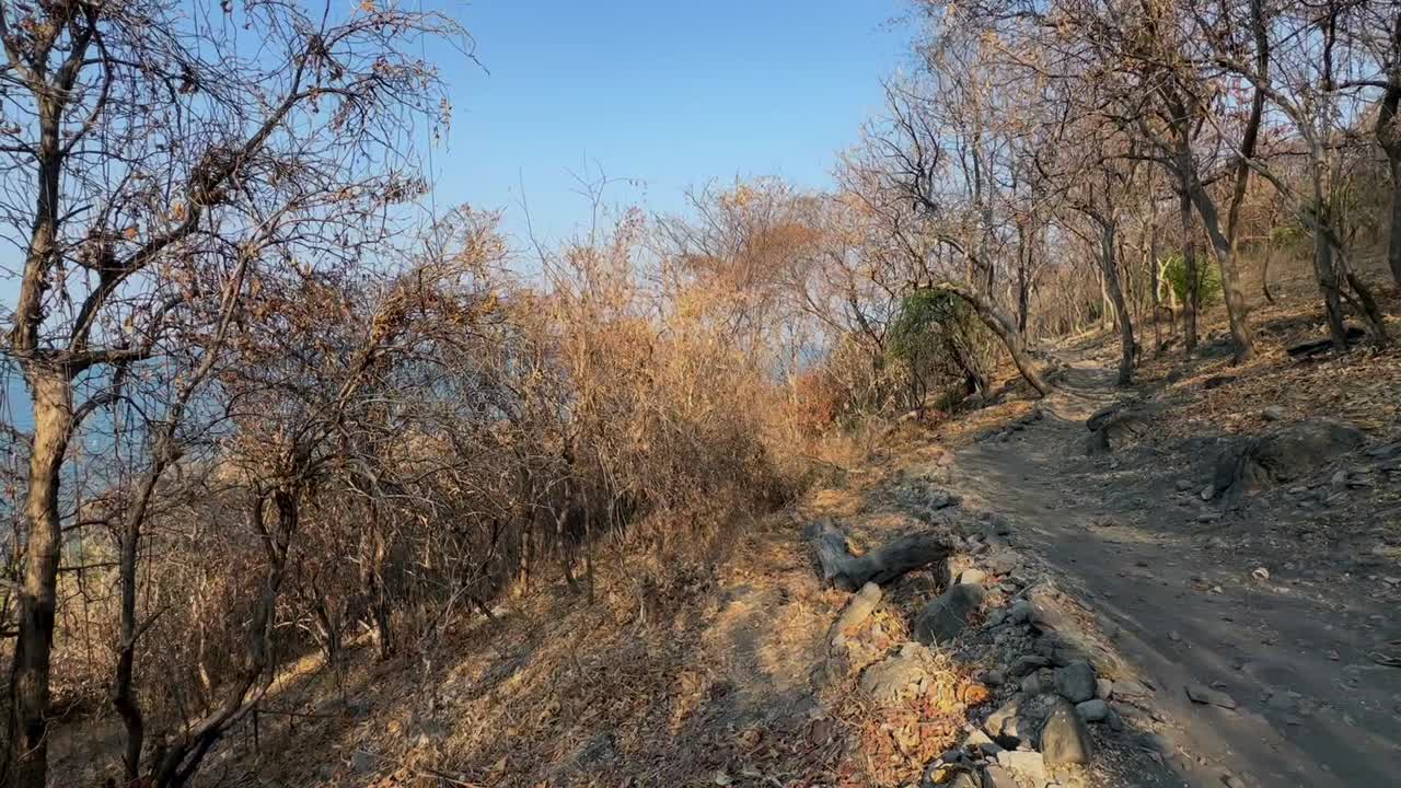 산책로와 함께 난코마 섬의 왼쪽 전망. 말라위 호수, 말라위.
