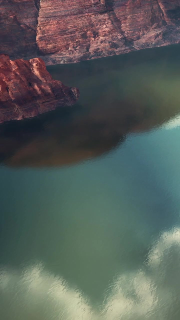 Colori dell'acqua e delle rocce vicino a un fiume in un canyon durante il giorno
