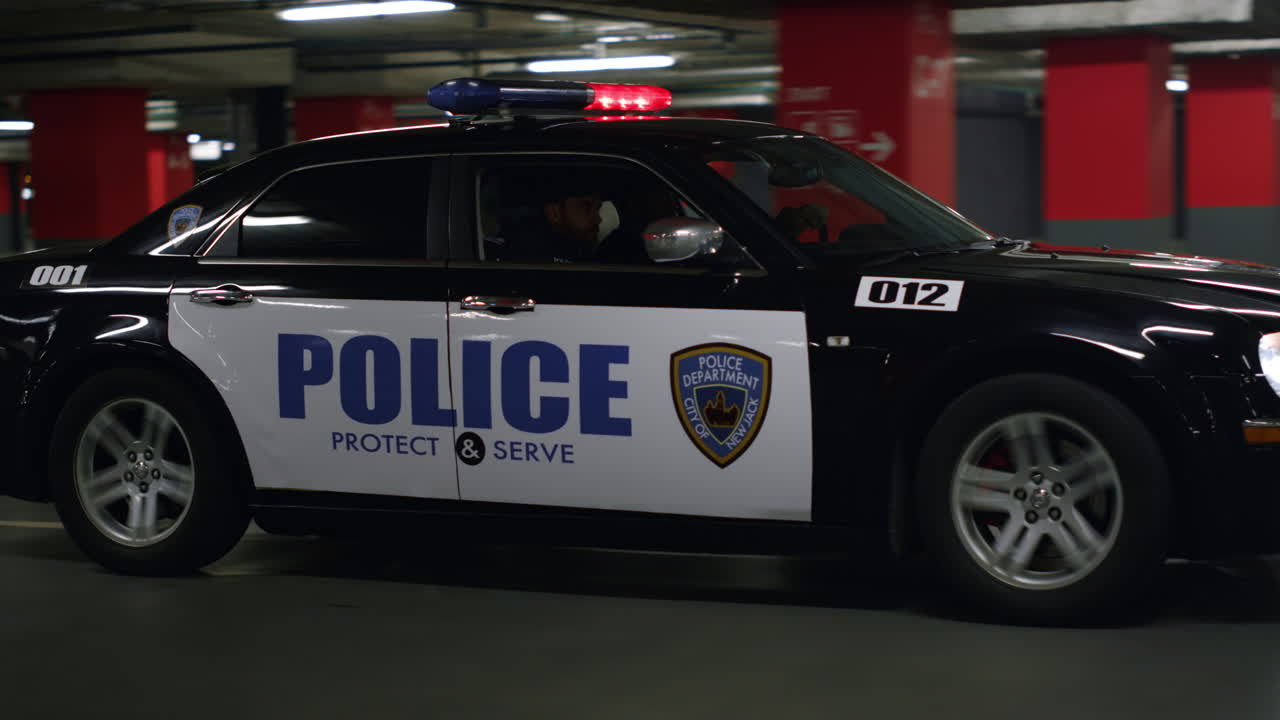 주차장에서 운전하는 경찰 차량