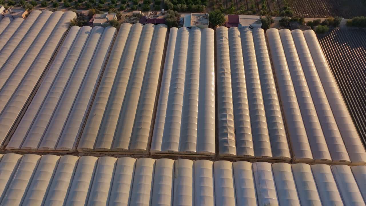 Complesso di serre ad alta tecnologia ripreso dall'alto con un drone