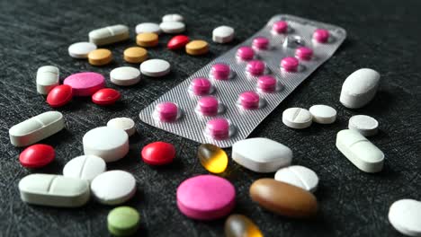 pastillas variadas y embalaje en blister