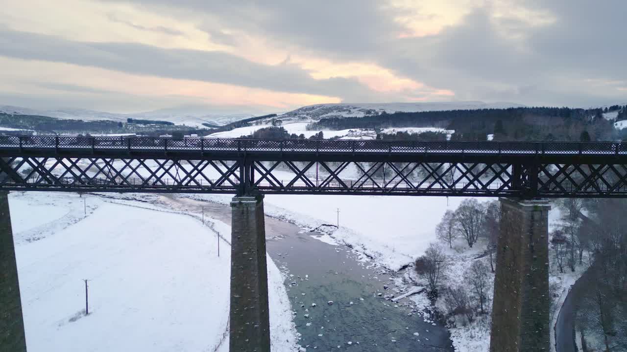 높은 돌기둥에 있는 강철 구조물의 뒤로 당기기