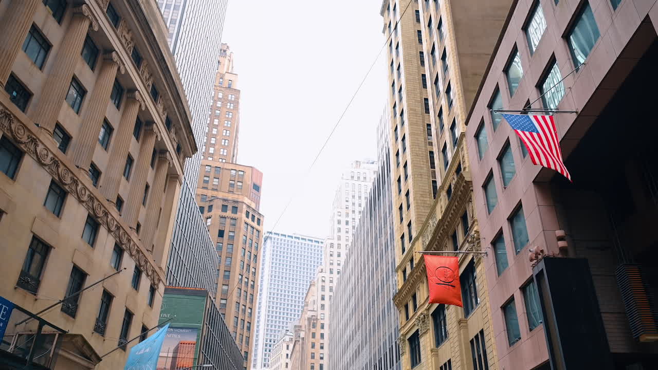 Nova Iorque, EUA, 18 de dezembro de 2025: Rua estreita de Nova Iorque com edifícios altos. Vista em ângulo baixo. Bandeiras penduradas nas fachadas.